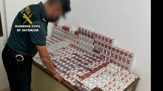 La Guardia Civil requisa 378 cajetillas de tabaco escondidas en cajas de chucherías en Santaella