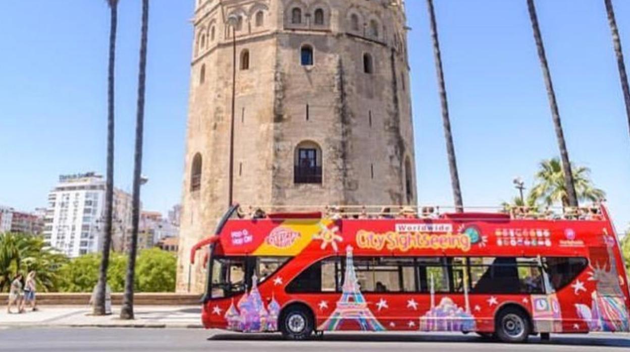 Junto a la Torre del Oro, el bus panorámico de City Sightseeing Sevilla