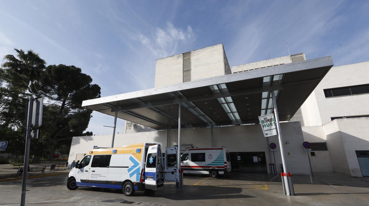 Un profesional sanitario, en la puerta de Urgencias del Reina Sofía