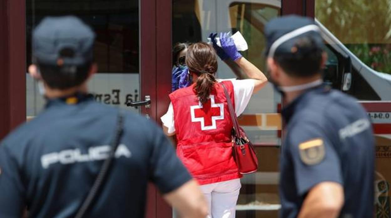 La Policía Nacional custodia el centro de acogida de la Cruz Roja