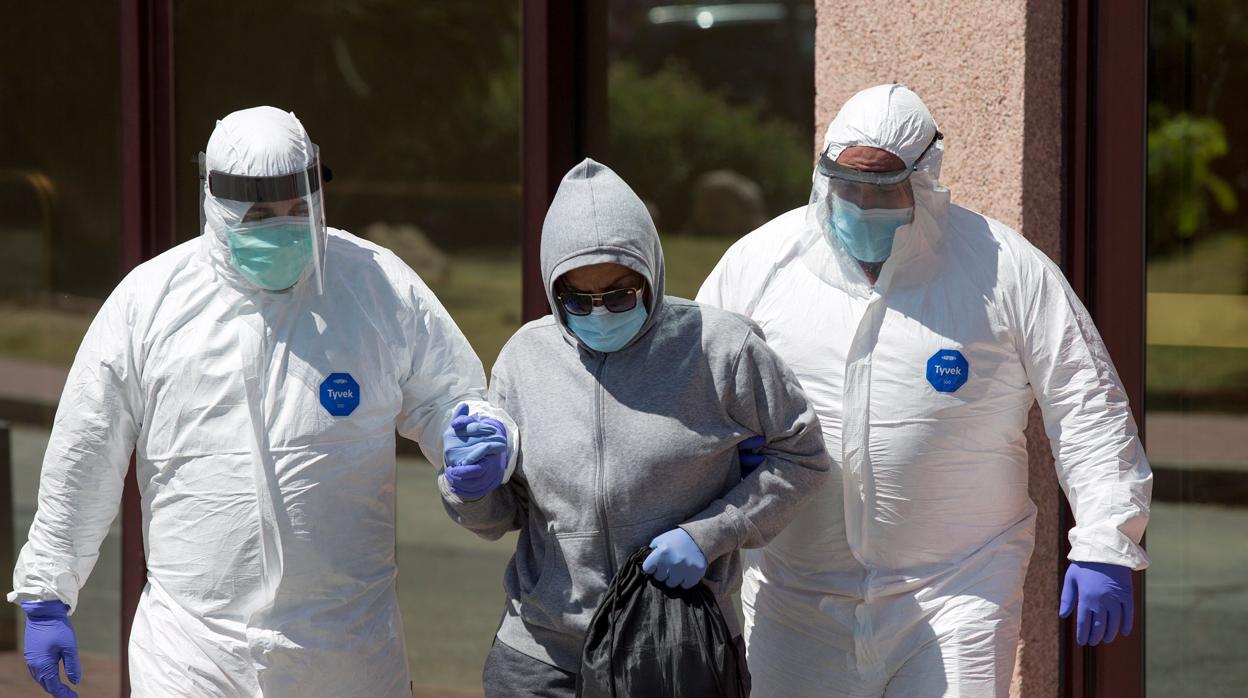 Personal sanitario traslada a una residente del centro de acogida de Cruz Roja en Málaga