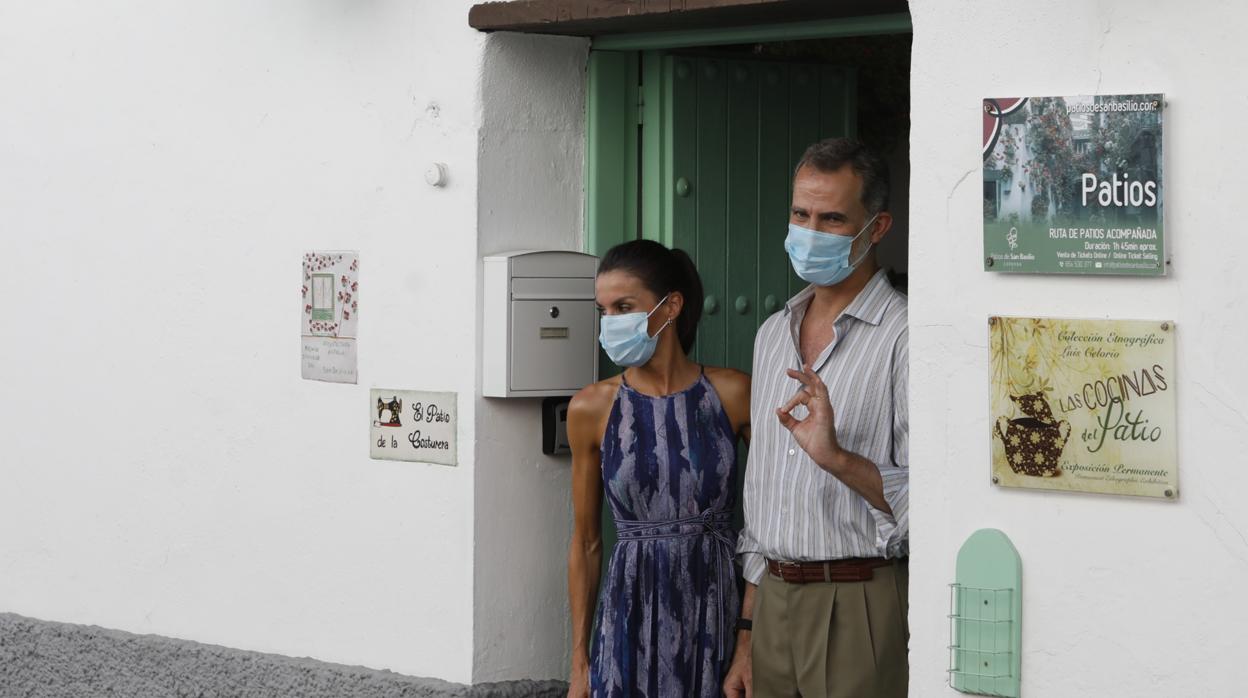 Don Felipe y Doña Letizia, a la salida del patio situado en el número 40 de San Basilio