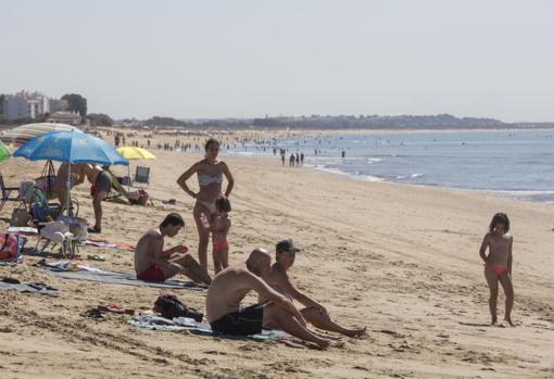 La playa de Las Gaviotas tiene una superficie de 2000 metros y unos 75 metros de anchura