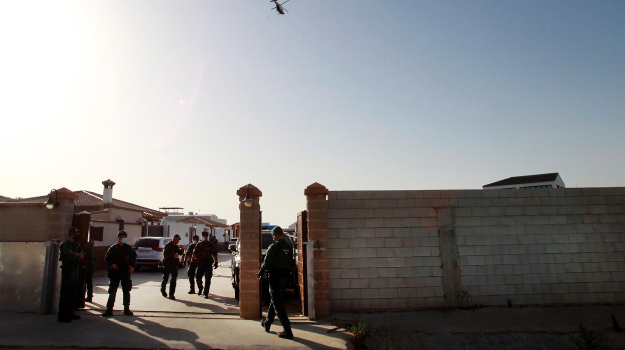 Imagen tomada durante los registros realizados este lunes en las viviendas de El Zabal