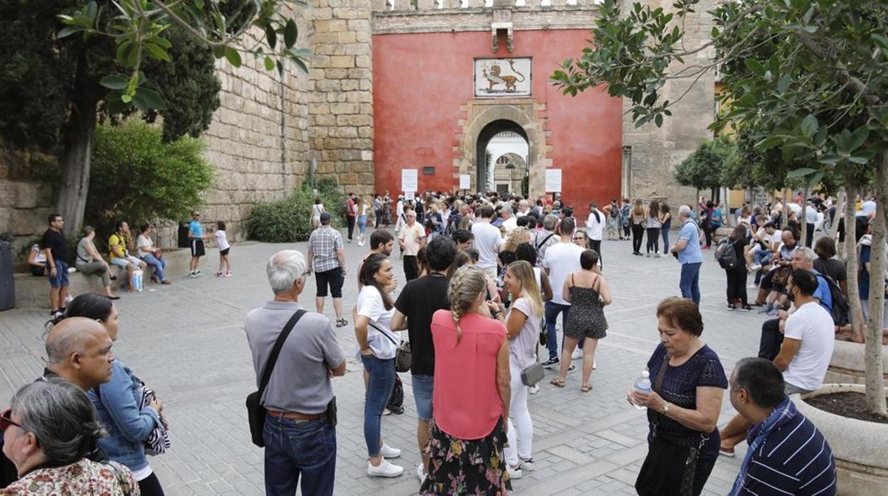 Tuiristas en la entrada del Alcázar de Sevilla