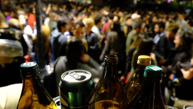 El Ayuntamiento de Lucena prohíbe un botellón donde se concentraron 350 jóvenes sin medidas preventivas