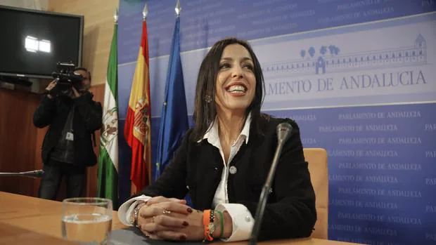 La presidenta del Parlamento andaluz ve «inmoral» que Francisco Serrano no entregue su acta de diputado