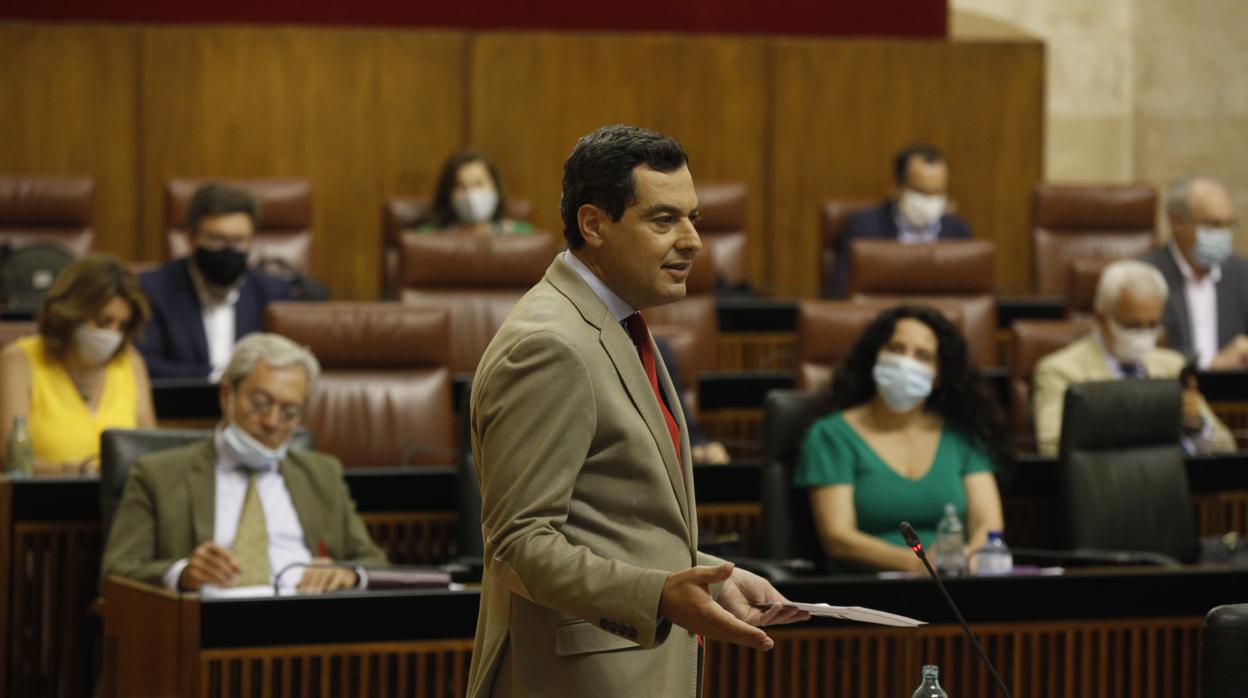 El presidente andaluz habla en el Parlamento mientras Susana Díaz toma nota desde su escaño