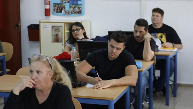 Casi 160.000 adultos esperan el fin de la crisis vírica para volver a clase en Andalucía