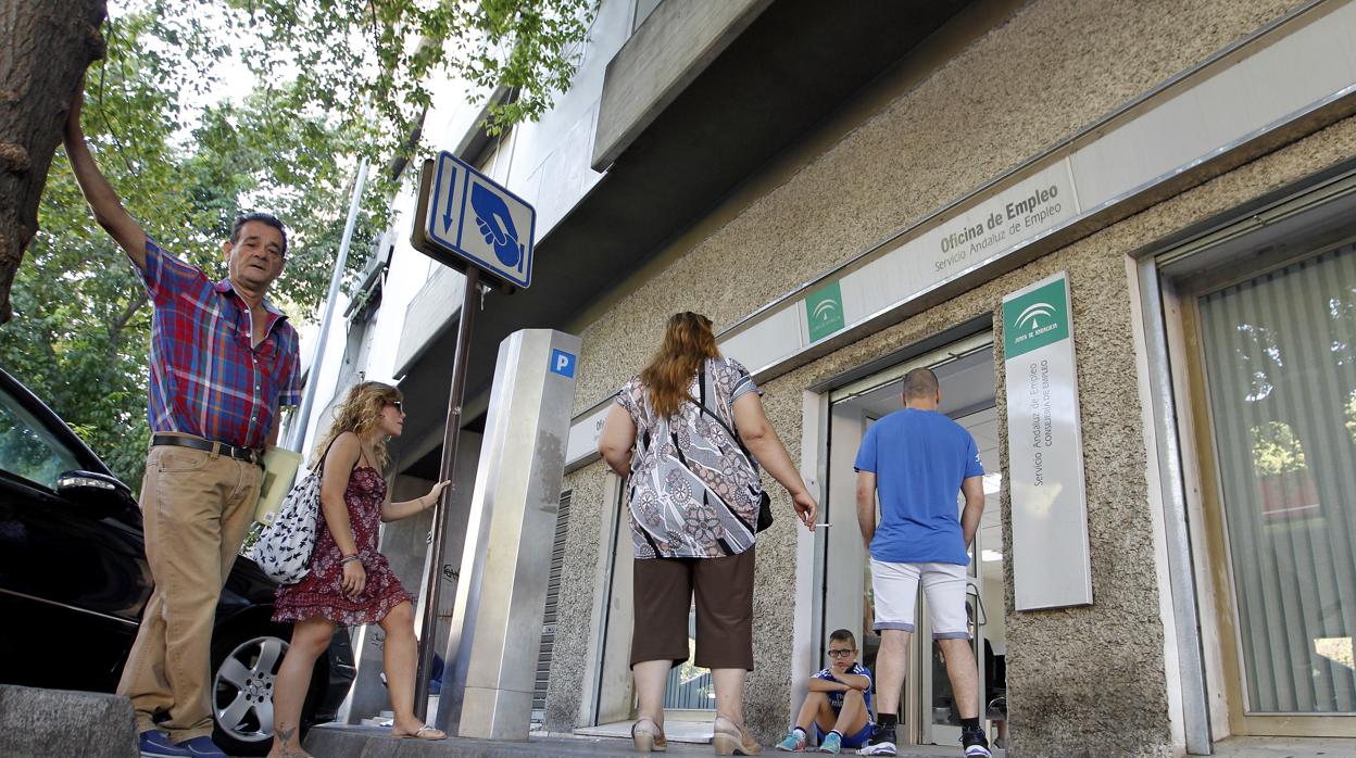 Varias personas esperan en la puerta de una oficina de empleo en Córdoba