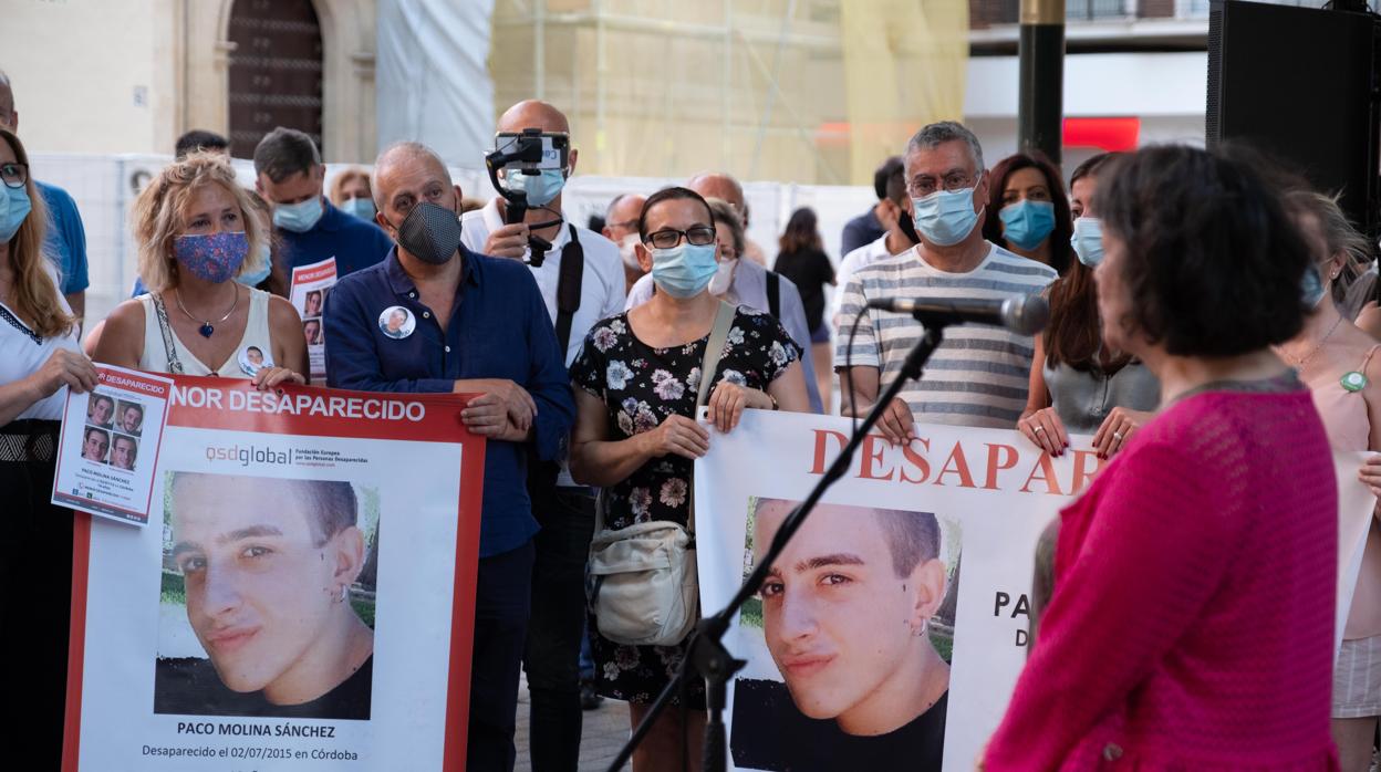 Los padres de Paco Molina en la concentración de esta semana en el Bulevar Gran Capitán de Córdoba