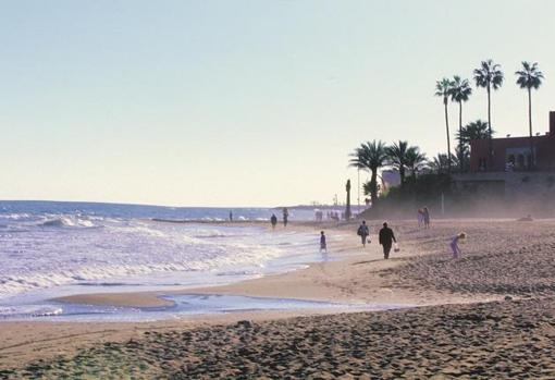 Debe su nombre al castillo que guarda la playa