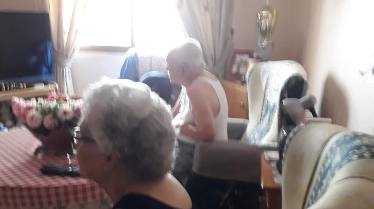Francisca y Juan, de 91 y 93 años, en su casa de Córdoba