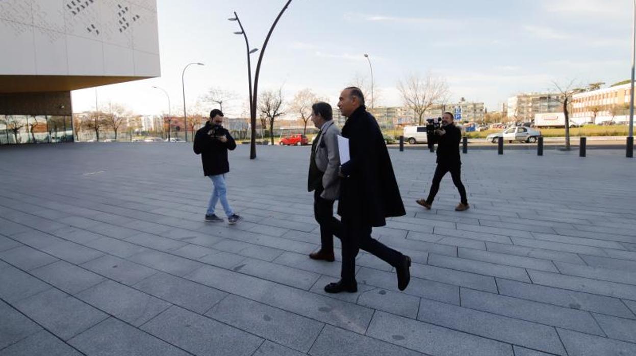 Luis Oliver y Joaquín Zulategui llegando a los Juzgados de Córdoba