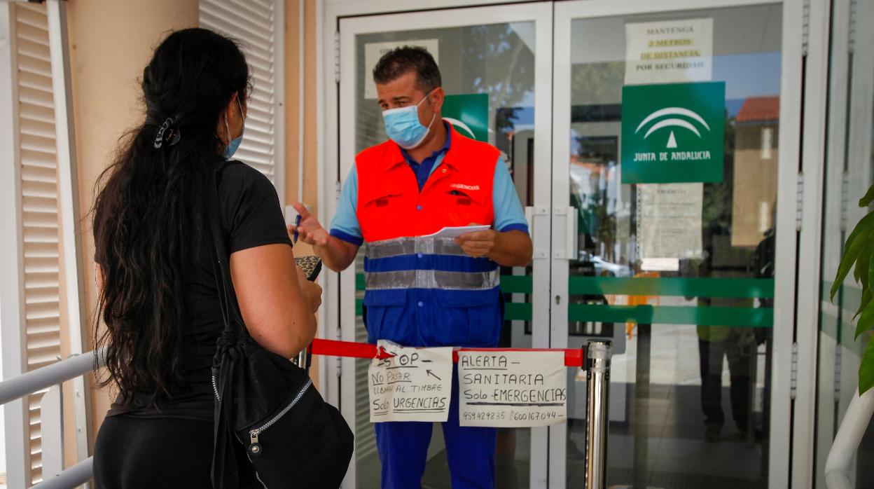 Un sanitario atiende a una usuaria en el centro de Salud de Lepe, donde hay un brote controlado de Covid-19