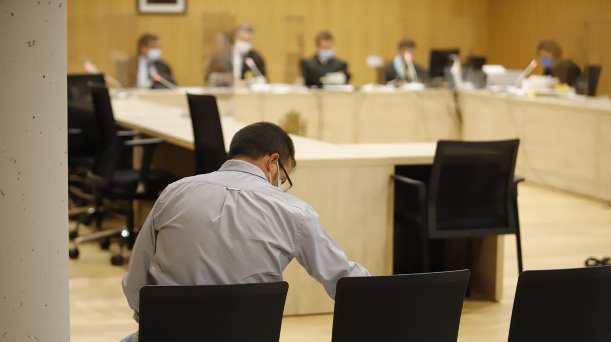 Gabriel González sentado frente al tribunal que lo juzga estos días en Córdoba