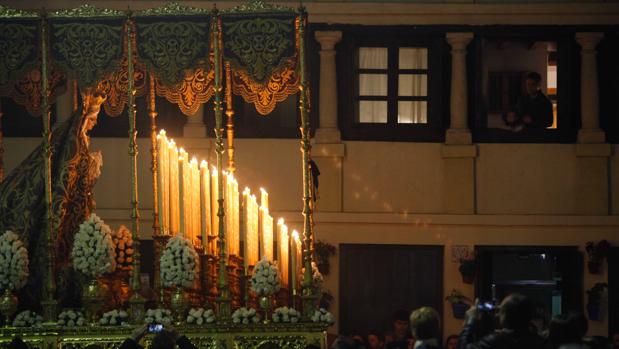 La Misericordia de Córdoba aprueba pasar a nuevo terciopelo el manto de la Virgen de las Lágrimas