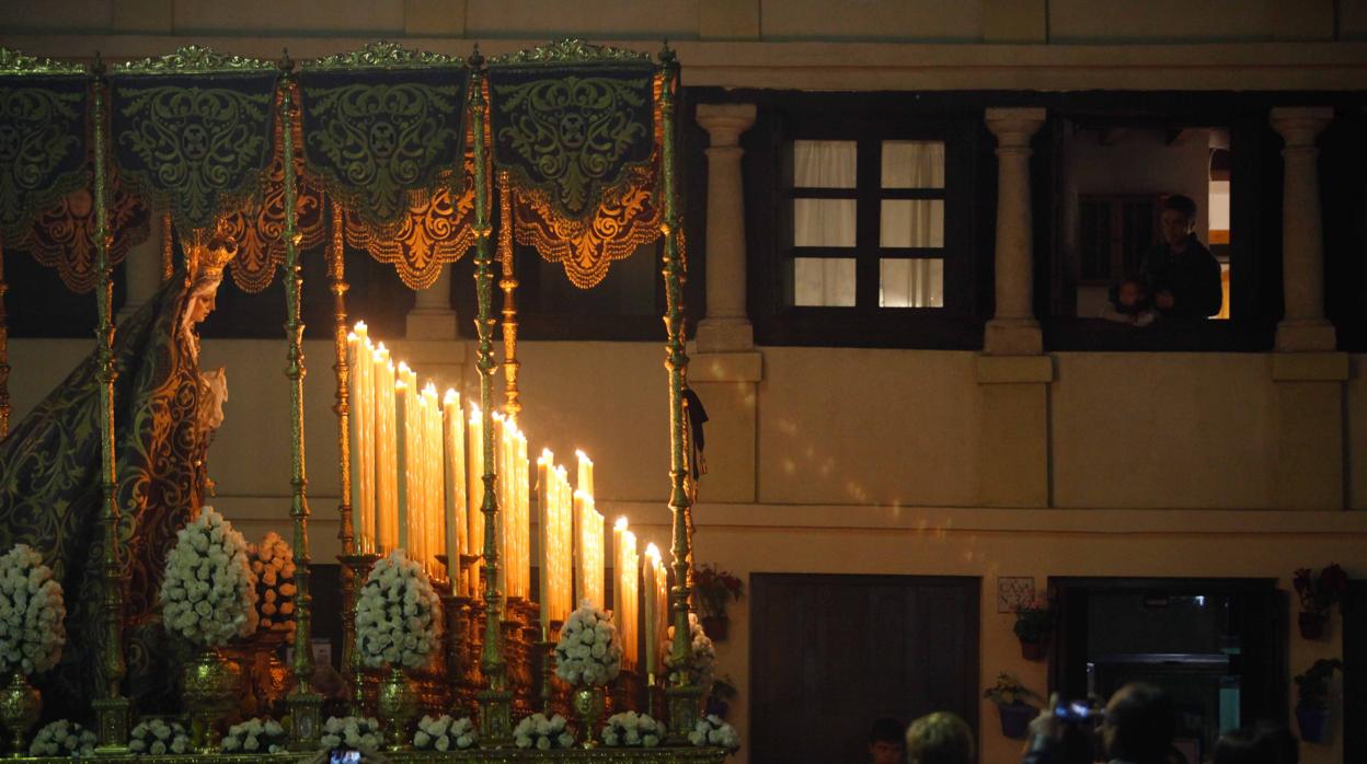 Nuestra Señora de las Lágrimas en su Desamparo, en su paso de palio en la plaza de la Corredera de Córdoba