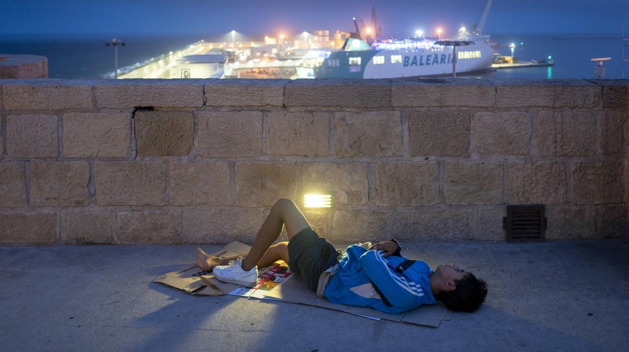 Mena durmiendo en una calle