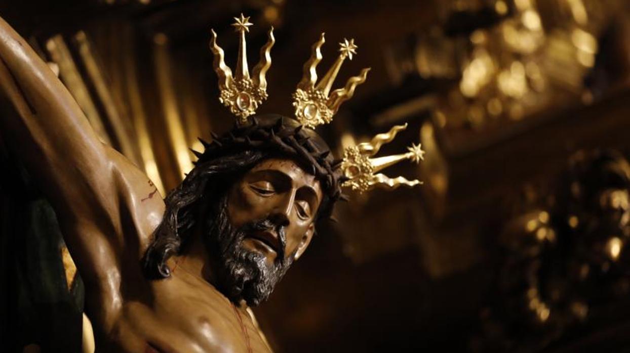 El Cristo de la Misericordia en su altar durante la Semana Santa de 2020