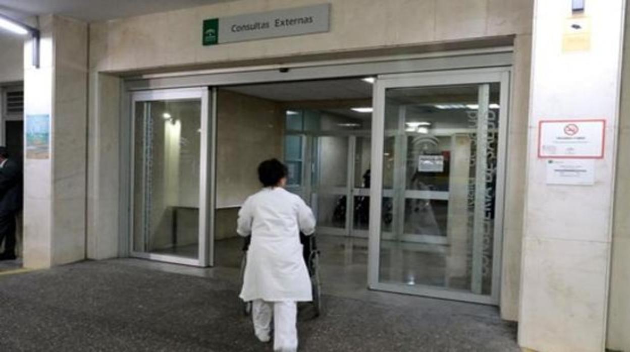 La entrada de consultas externas del hospital Virgen del Mar de Cádiz