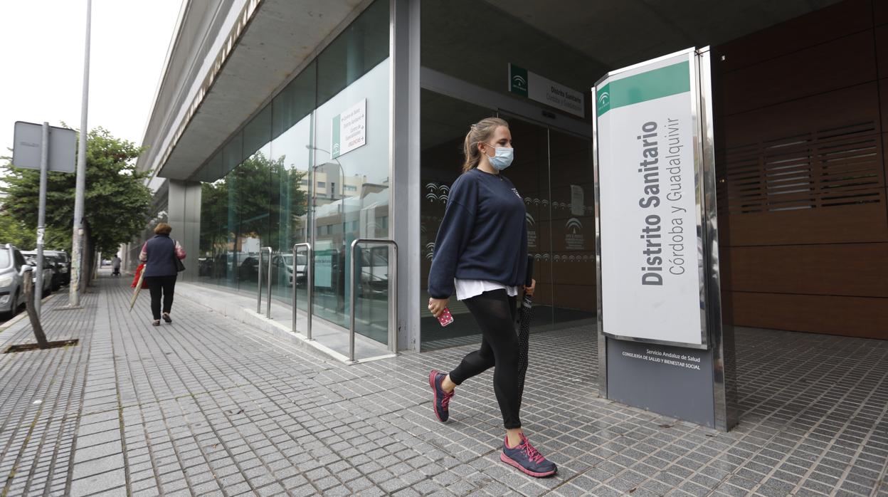 Pacientes junto al centro de salud Carlos Castilla del Pino, uno de los que en Córdoba tenía «circuito Covid»