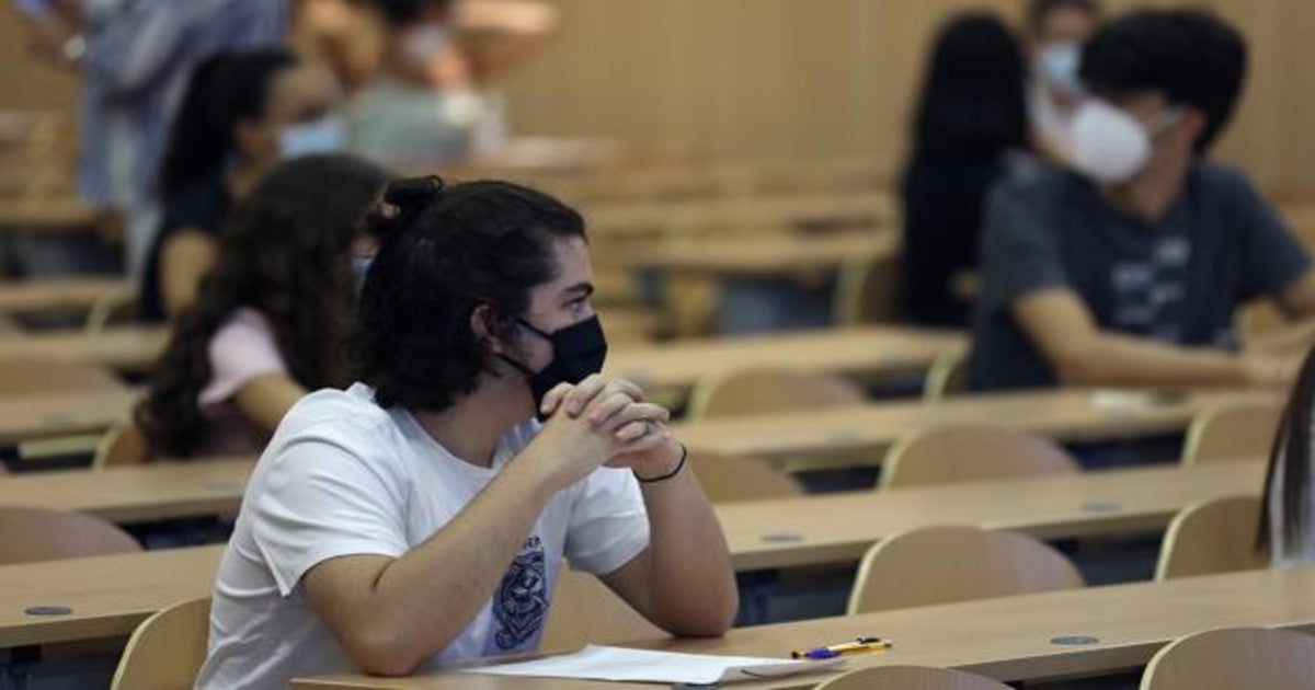 Estudiantes en una de las sedes donde se celebra la Selectividad en Córdoba