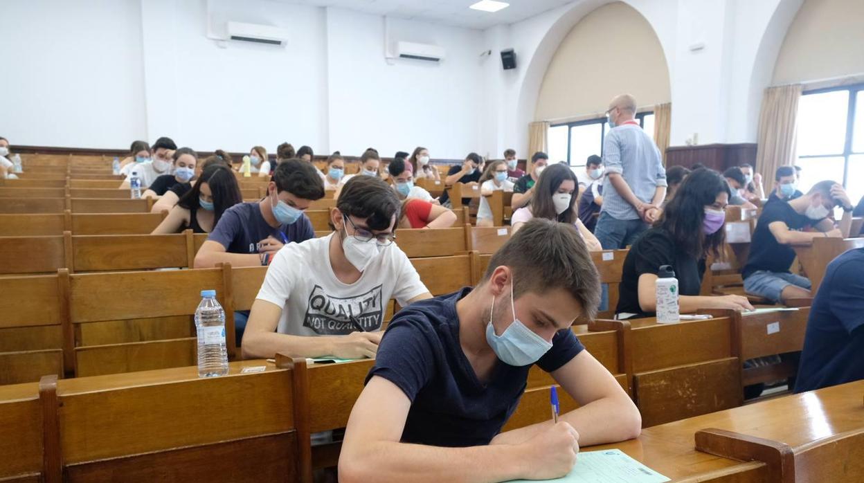 Alumnos examinándose de la Selectividad en la Universidad de Sevilla