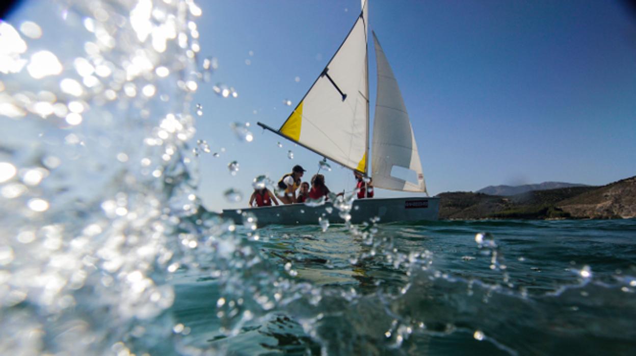 Charcas, embalses y playas de interior enclavadas en entornos únicos constituyen una opción perfecta para aquellos viajeros que deseen darse un chapuzón