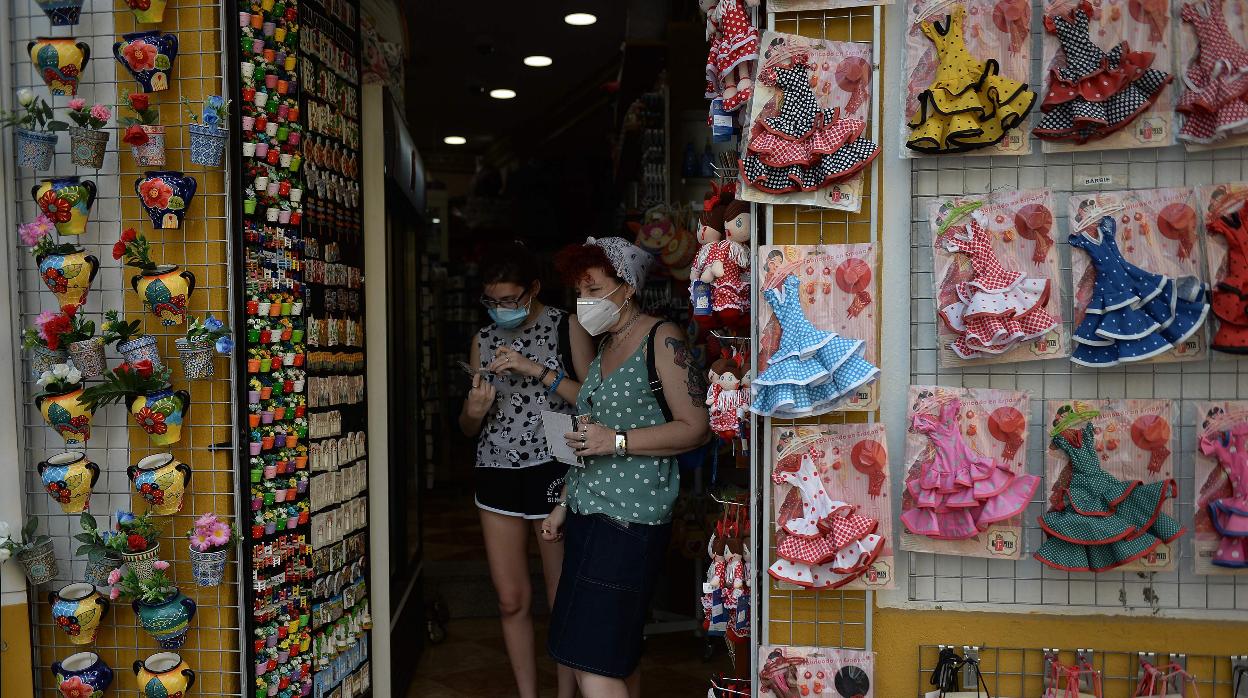 Turistas con mascarillas en un comercio de Córdoba