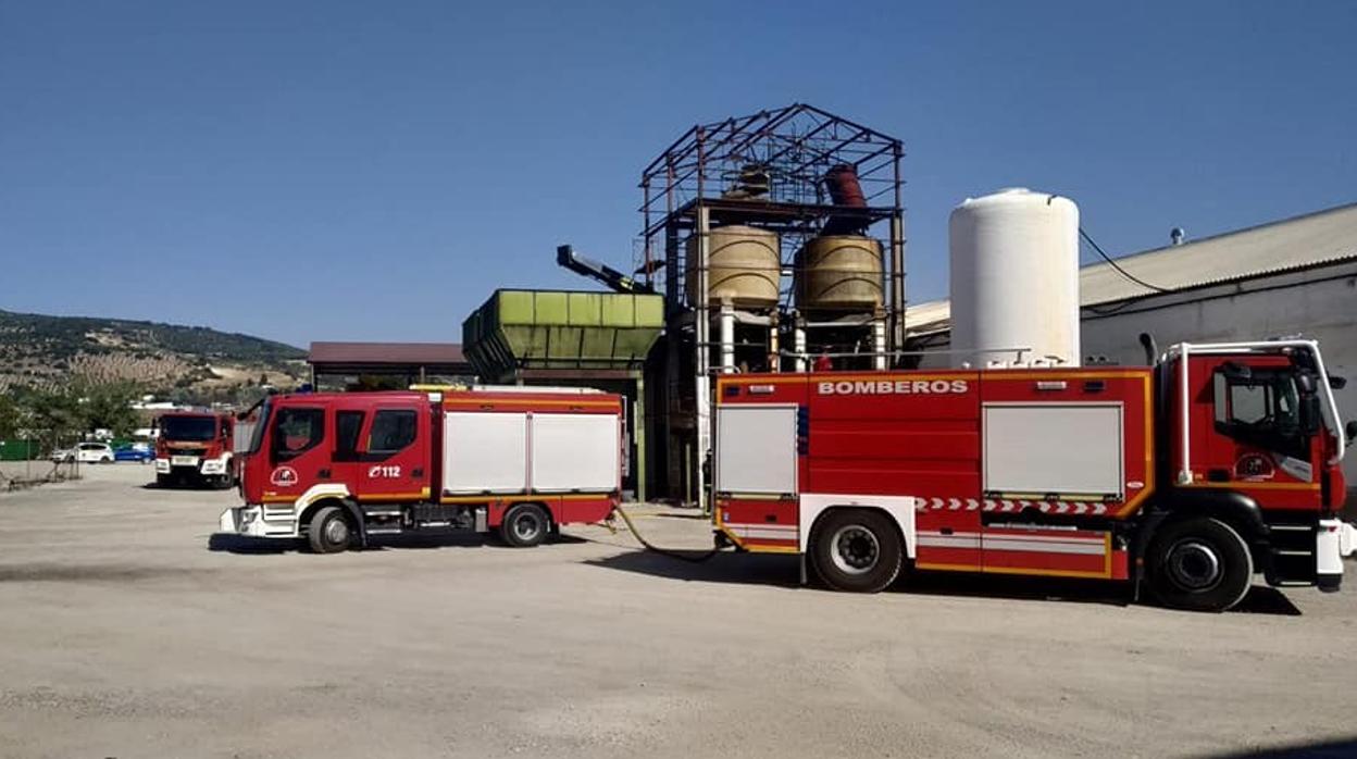 Los bomberos de Cabra sofocan un fuego y evitan daños mayores en una cooperativa olivarera