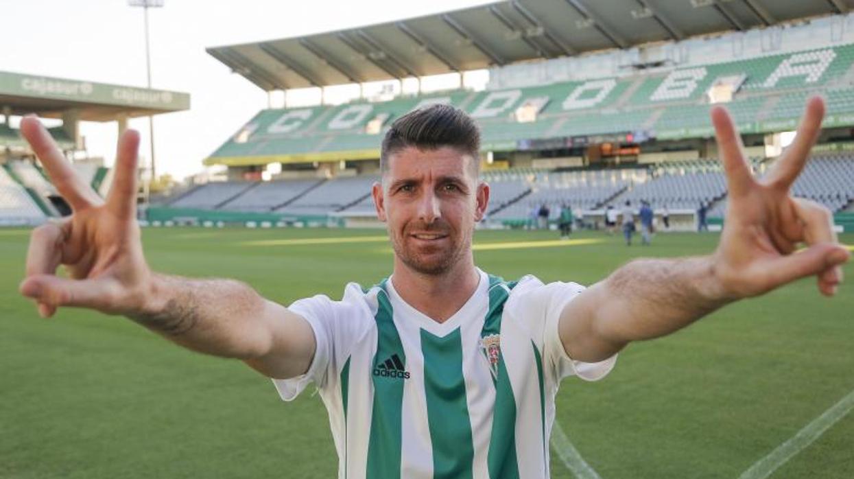 Javi Flores durante la presentación de la ropa deportiva el curso pasado