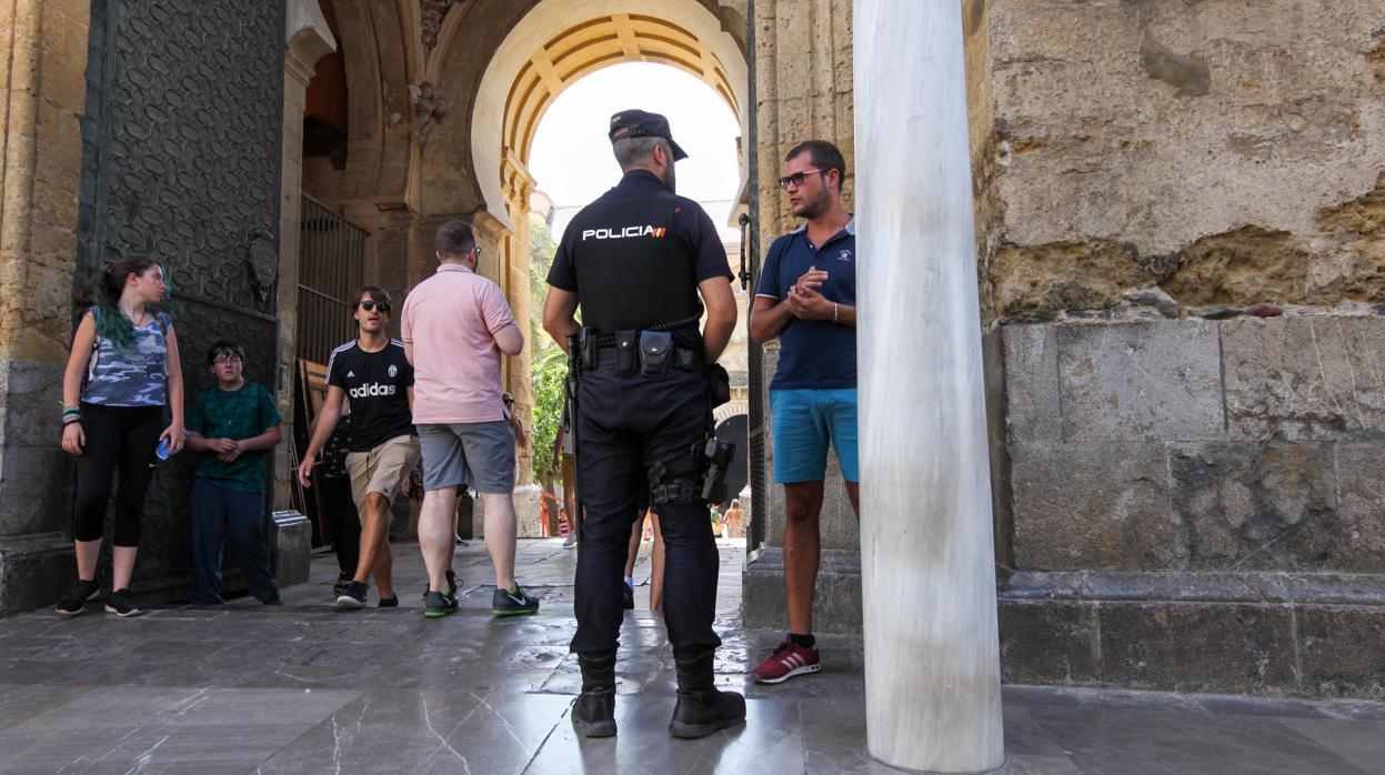 Agente de la Policía Nacional junto a la Mezquita-Catedral de Córdoba en verano