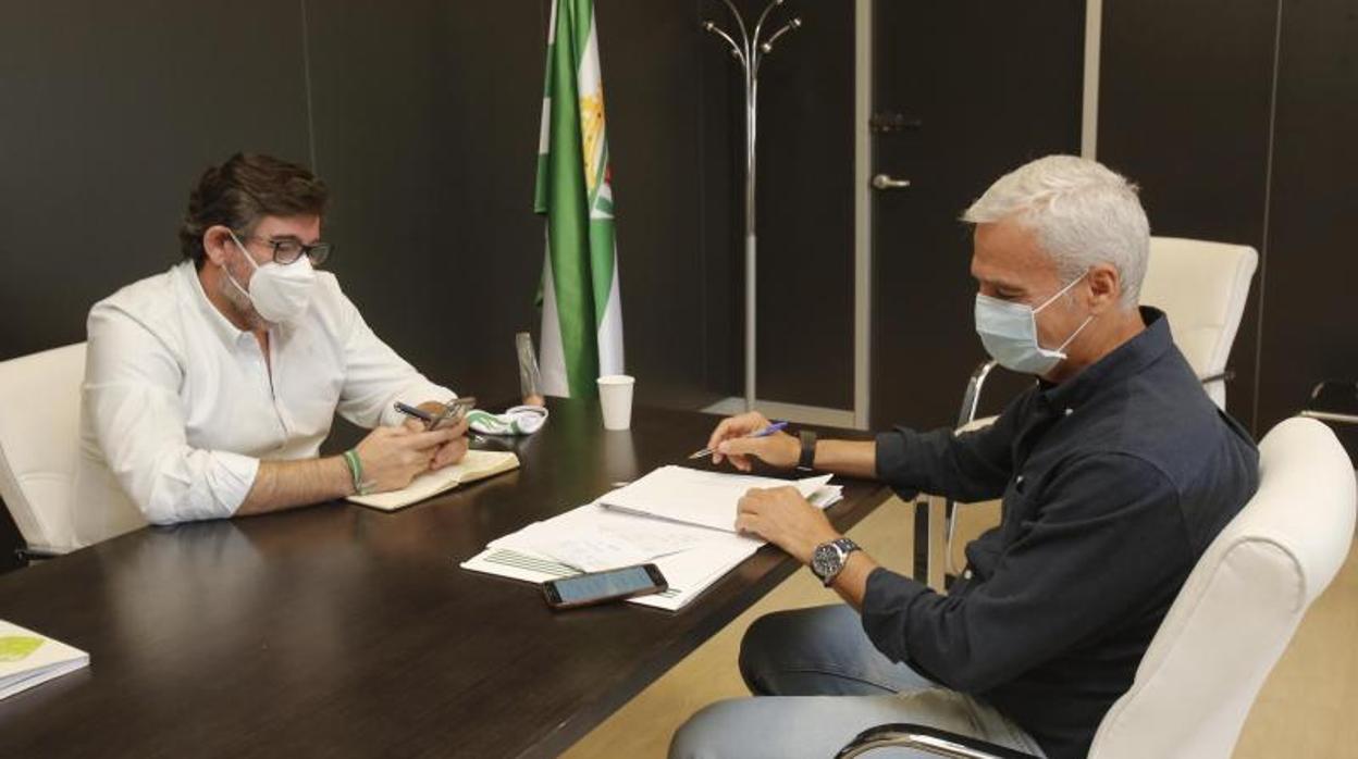 Javier González en una reunión con Miguel Valenzuela