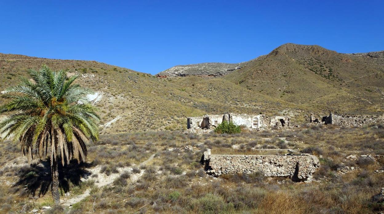 Viejo cortijo de El Ricardillo donde a 300 metros pretende construirse el complejo hotelero rural.