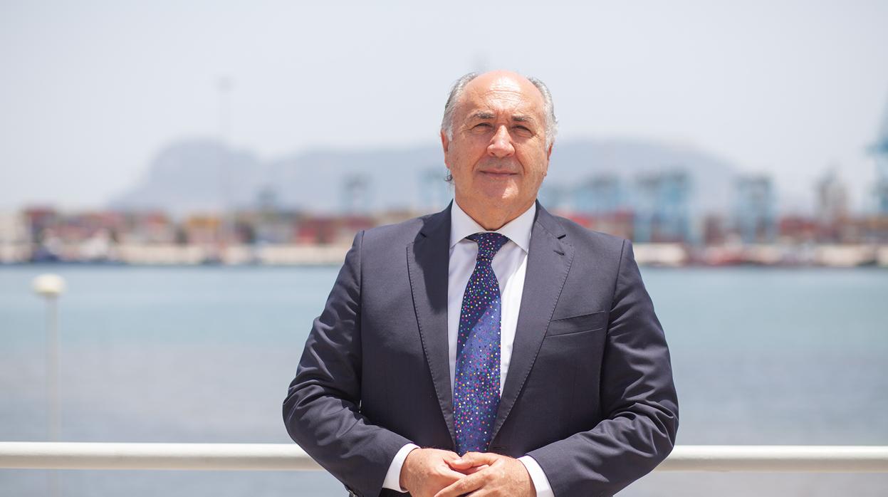 El alcalde de Algeciras, José Ignacio Landaluce, ante el puerto