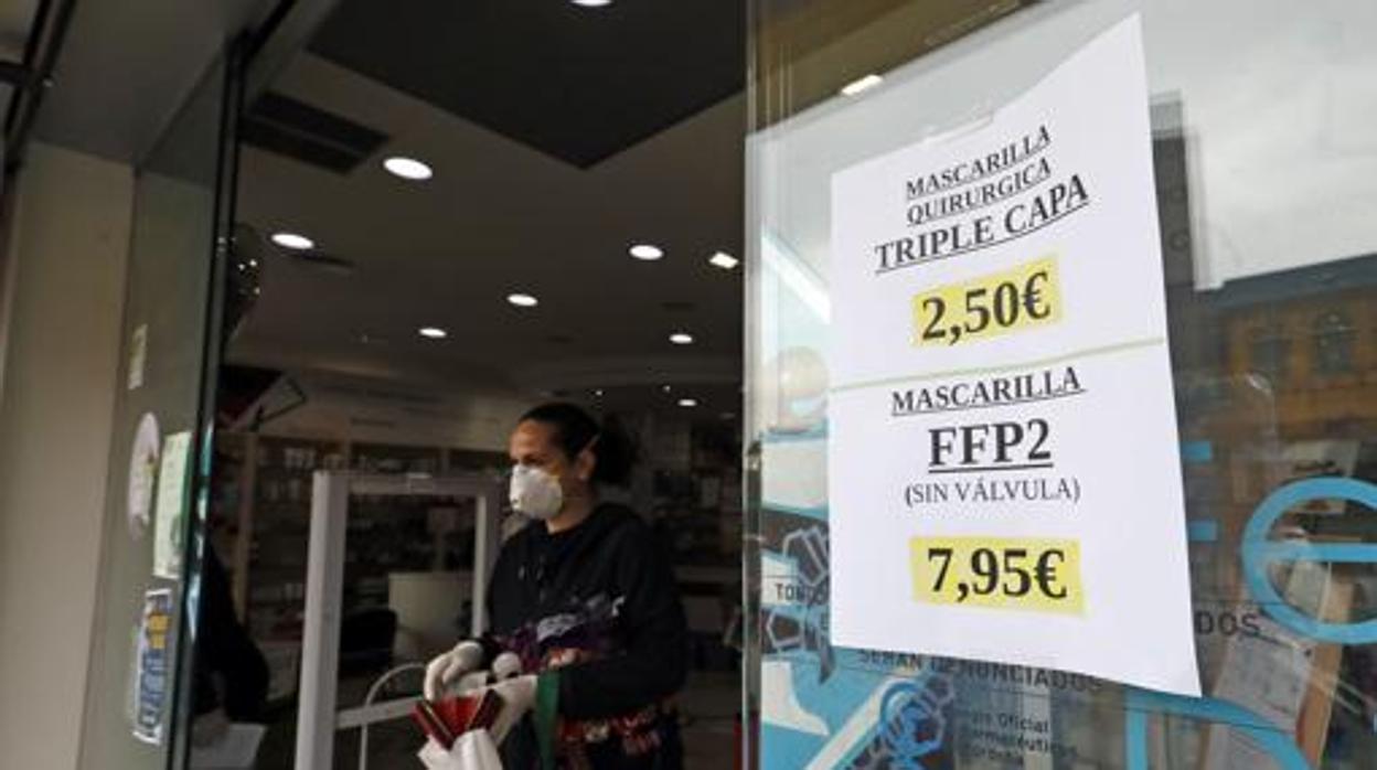 Escaparate de una farmacia con los precios de las mascarillas