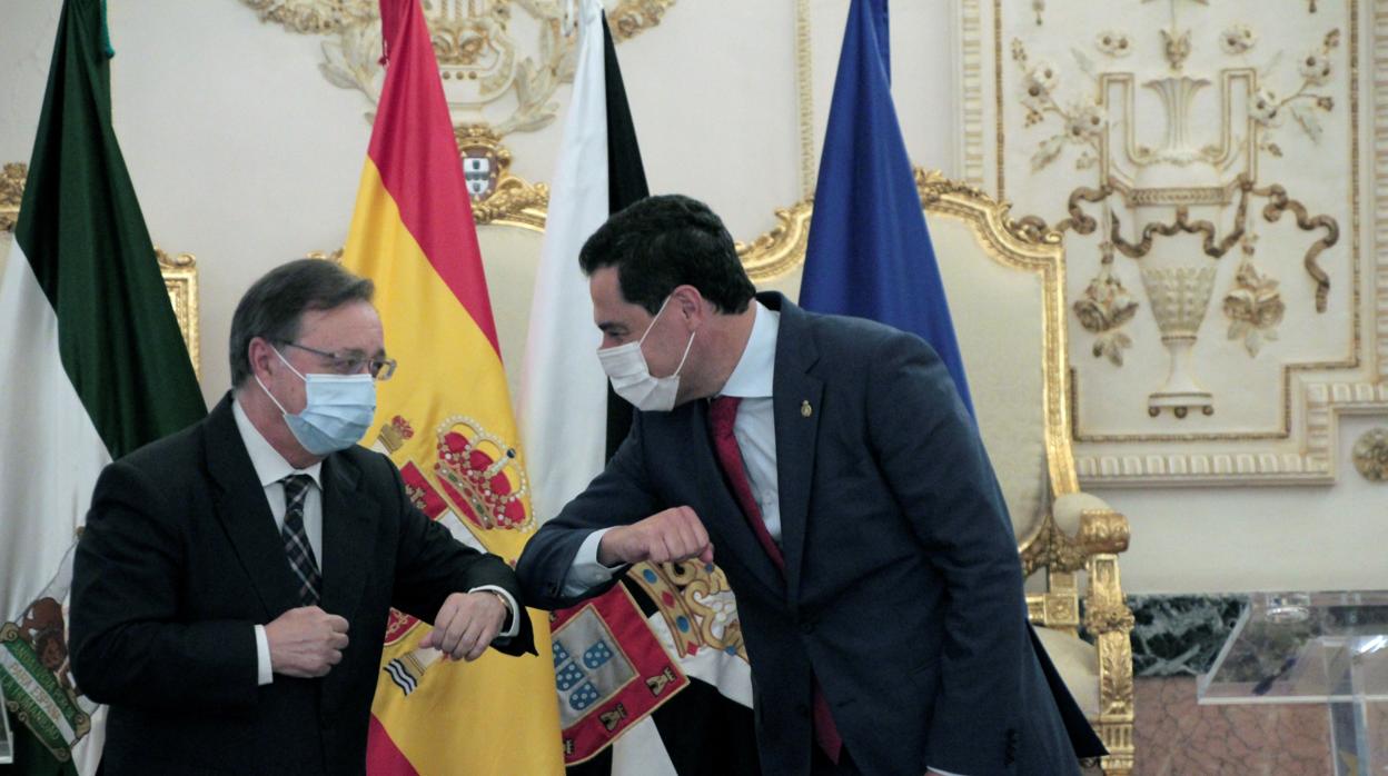 Moreno saluda a Juan Jesús Vivas, presidente de Ceuta, en la visita oficial que realizó a la ciudad autónoma