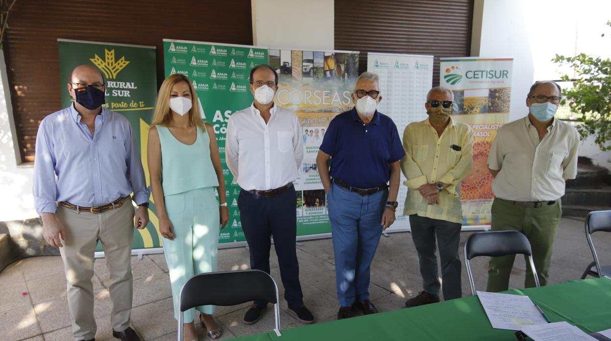 Fernández de Mesa (centro) junto al resto de miembros de su comité ejecutivo en la asamblea de Asaja