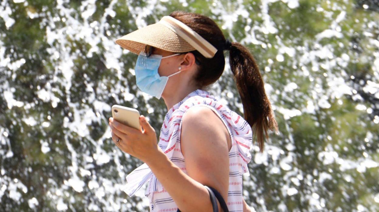 Una mujer pasea con mascarilla por las calles de Córdoba