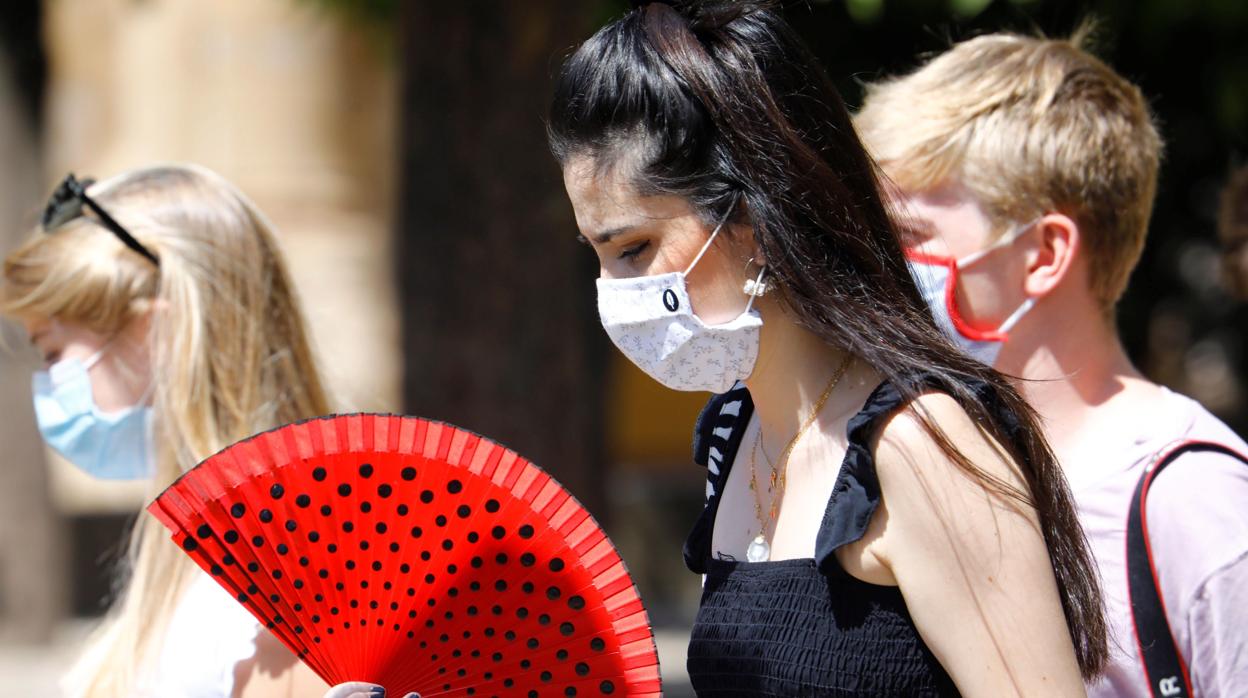 Un grupo de personas pasea con mascarilla por Córdoba