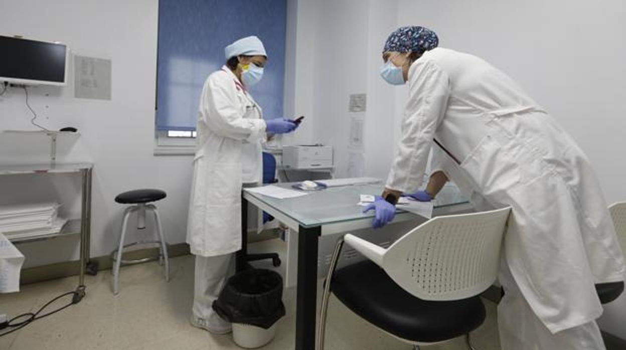 Dos sanitarios en un hospital de Córdoba