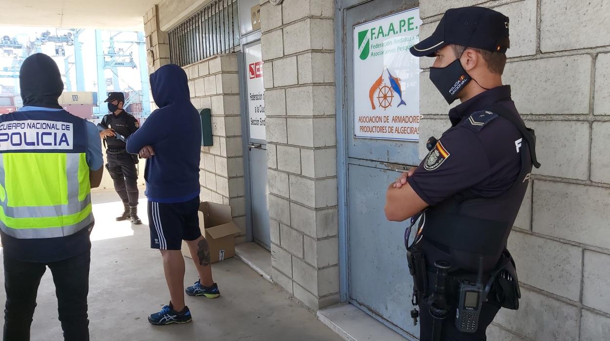 Imagen del registro de la Policía Nacional en la sede de la Federación de Armadores