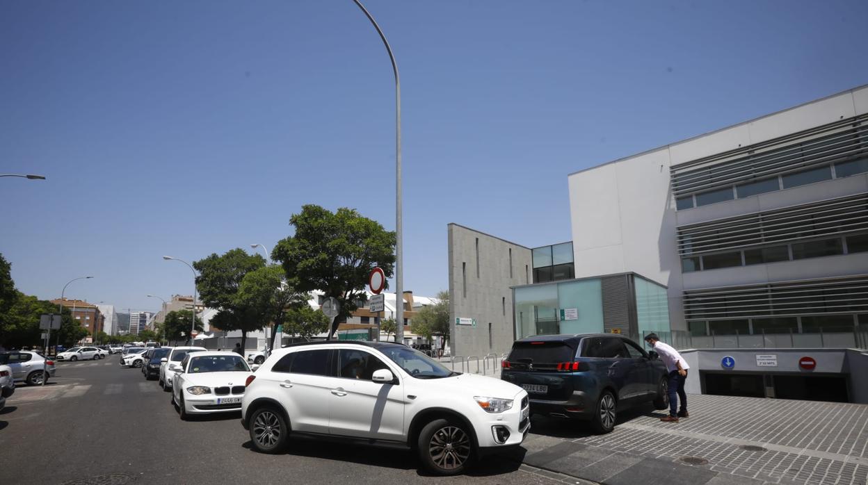 Coches acceden al parking del centro de salud Castilla del Pino para hacerse los test por el brote