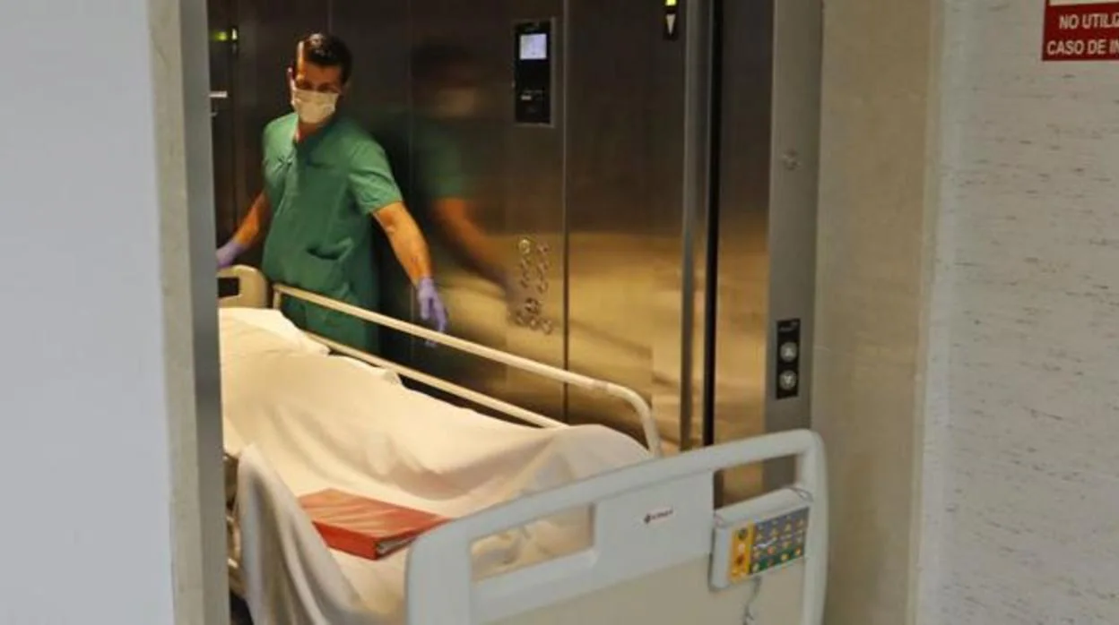 Un celador transporta a un paciente en un hospital de Córdoba