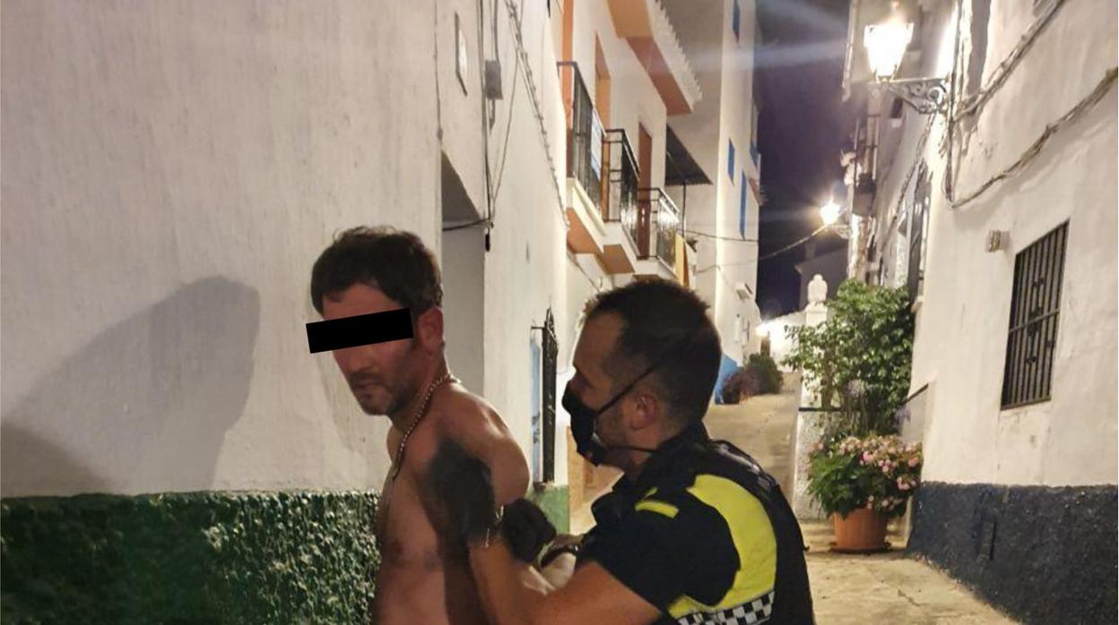 Momento de la detención en Torrox