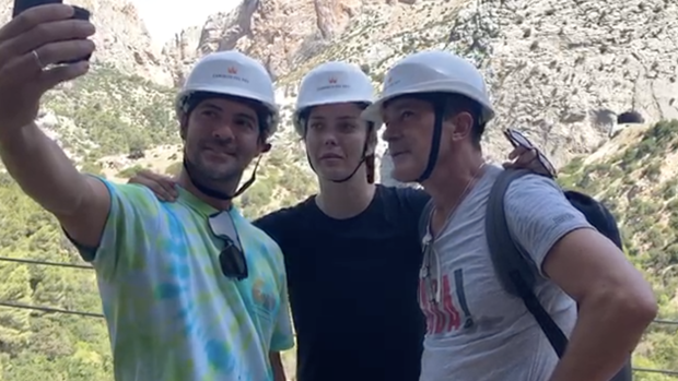 Antonio Banderas, anfitrión de lujo para María Casado y David Bisbal en el Caminito del Rey