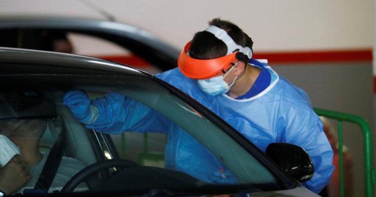 Un sanitario realiza un test en el parking del centro de salud Carlos Castilla del Pino