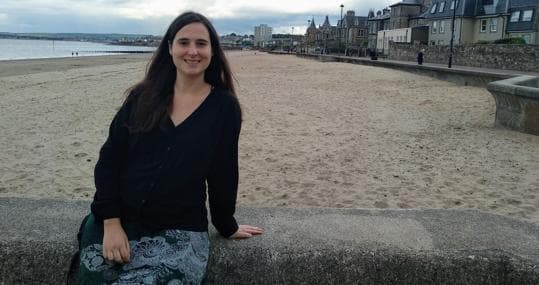 La matemática cordobesa María Cumplido, en una playa escocesa