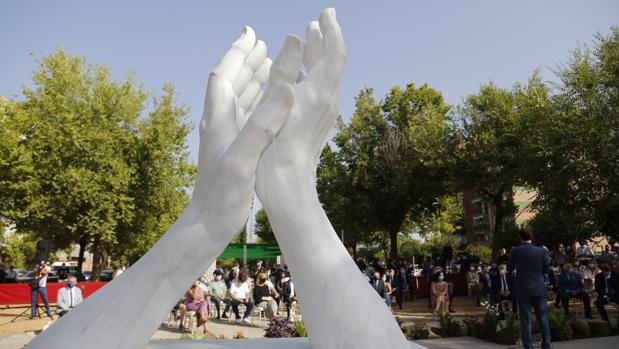 Una escultura de mármol recuerda en Córdoba a los sanitarios que han hecho frente al Covid-19